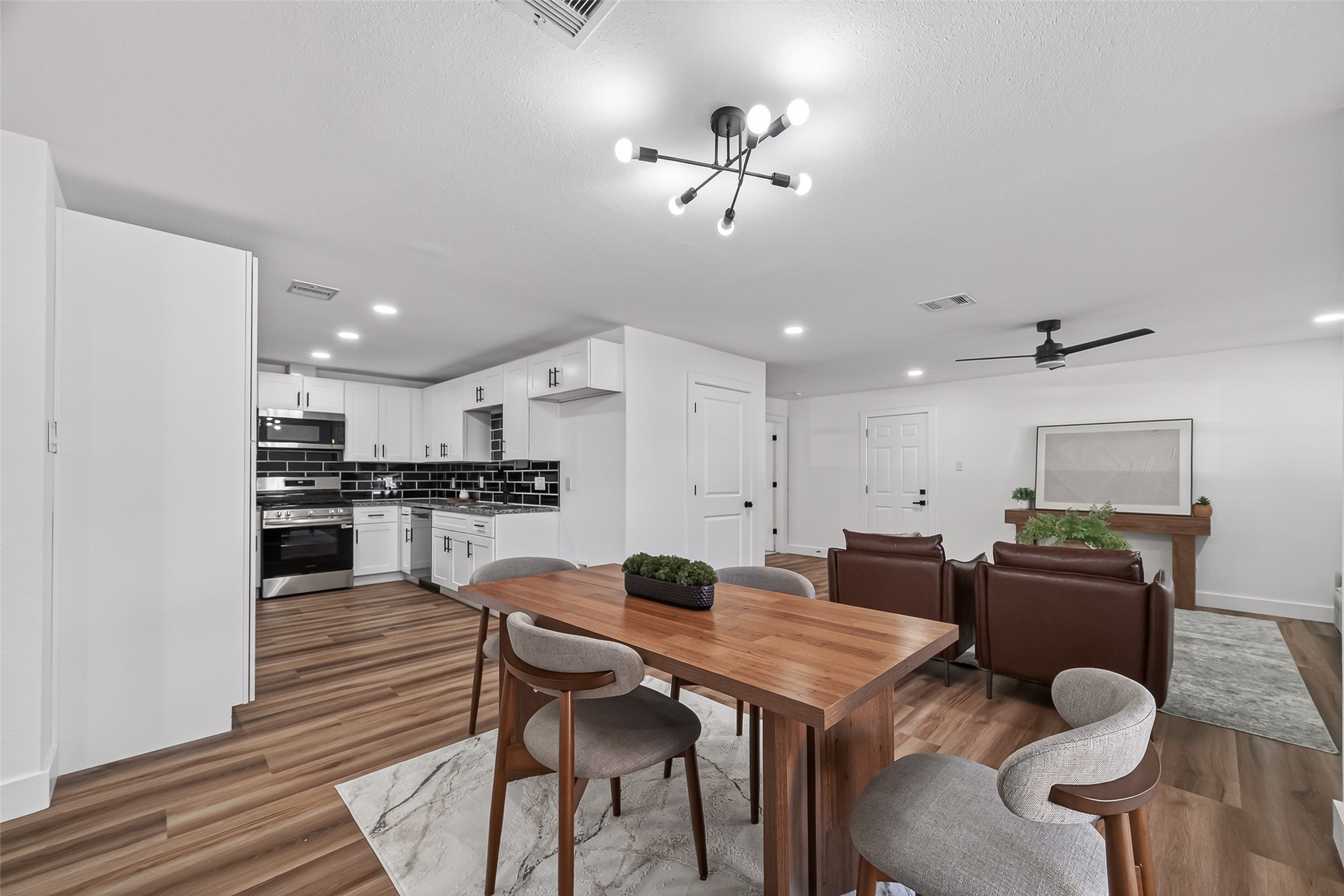 3112 Hays Street Pasadena, TX 77503 - Photo 10 of 22 a kitchen with a table and chairs in it