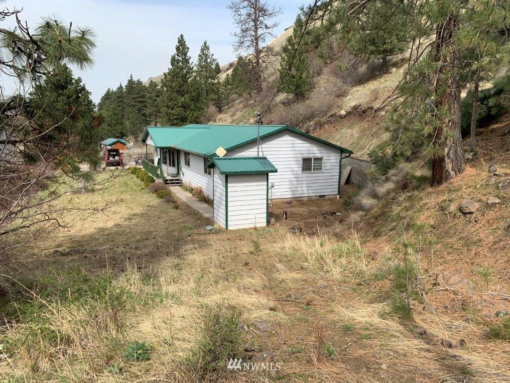 2013 Tucannon Road Pomeroy, WA 99347 - Photo 2 of 28 a view of a house with a yard