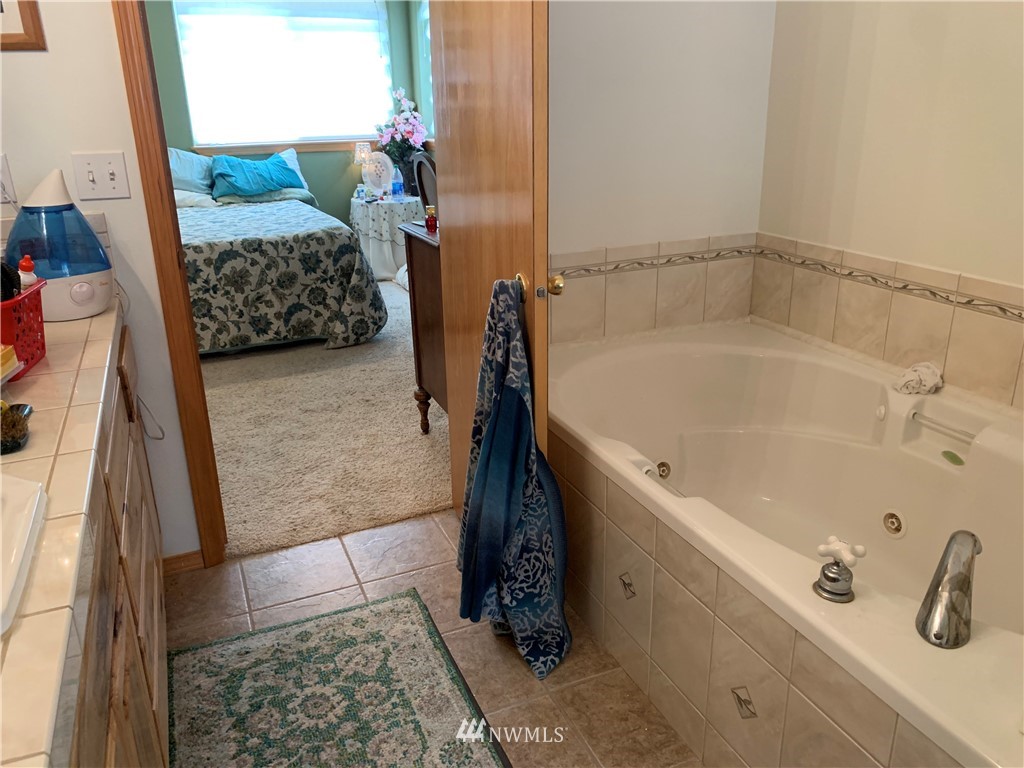 2013 Tucannon Road Pomeroy, WA 99347 - Photo 11 of 28 a bathroom with a bathtub
