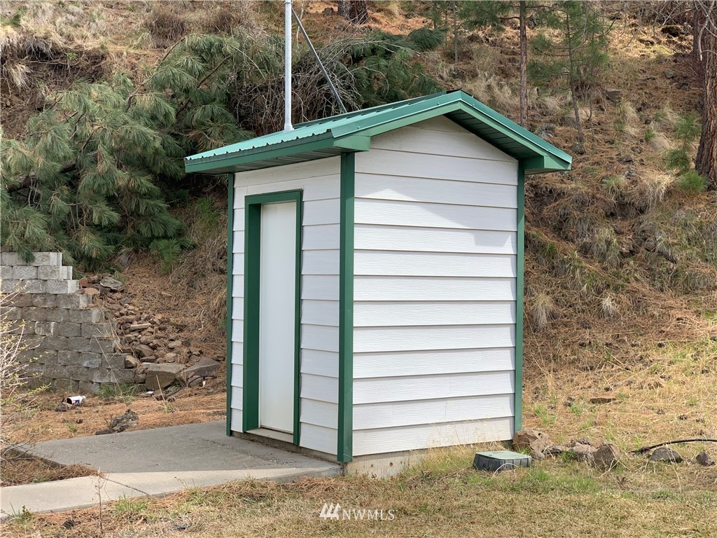 2013 Tucannon Road Pomeroy, WA 99347 - Photo 23 of 28 a white house with a outdoor space