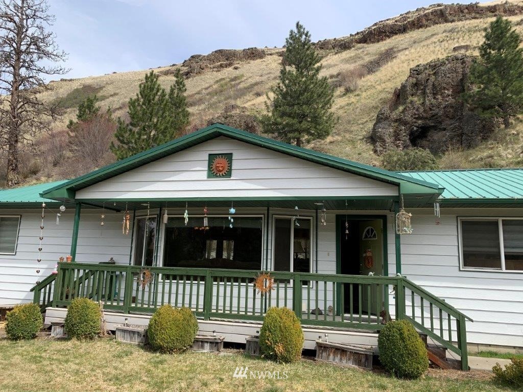 2013 Tucannon Road Pomeroy, WA 99347 - Photo 27 of 28 a view of a house with a deck and a yard