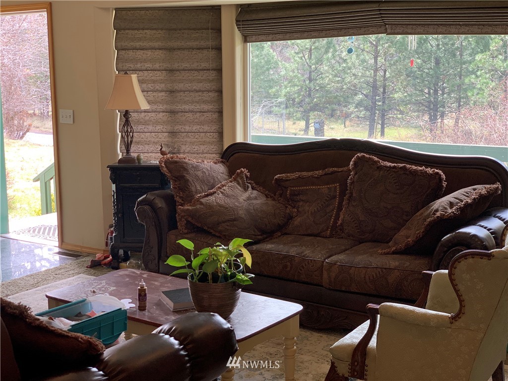 2013 Tucannon Road Pomeroy, WA 99347 - Photo 4 of 28 a living room with furniture and a potted plant