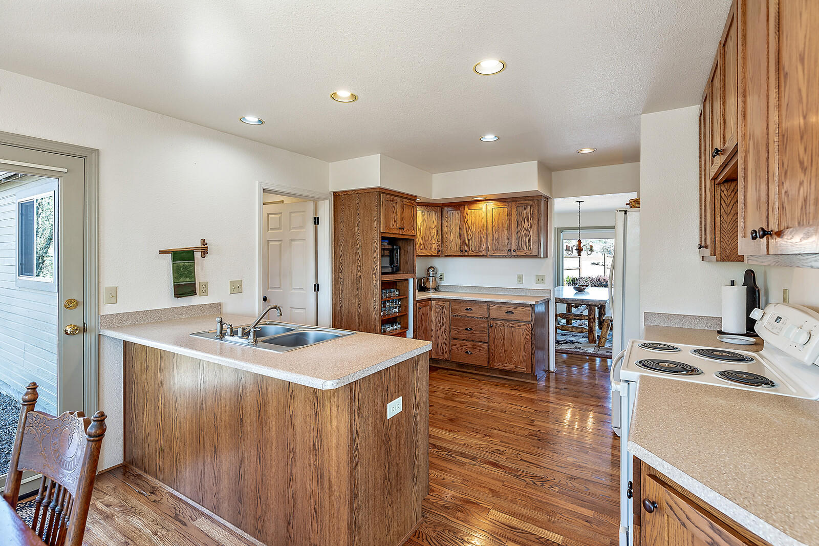 475 South Obenchain Road Eagle Point, OR 97524 - Photo 19 of 54 20-Kitchen