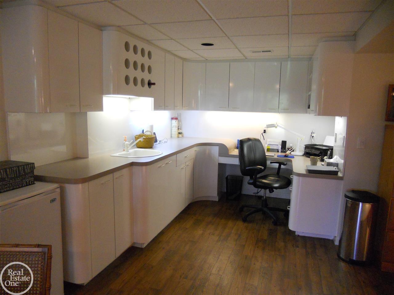 966 Golfview Court Rochester, MI 48307 - Photo 29 of 35 LL Office & Cabinets