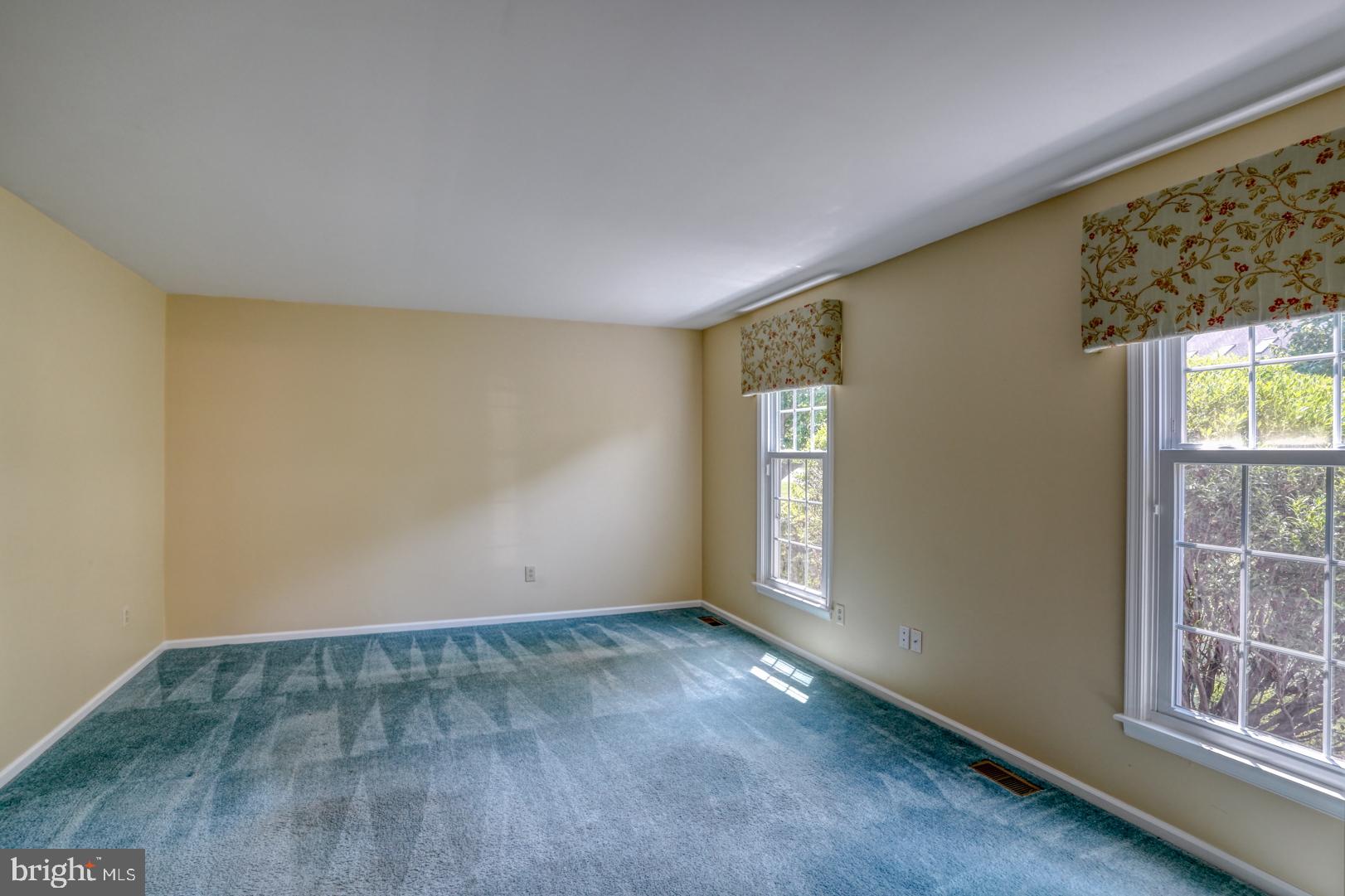535 Stenning Drive Hockessin, DE 19707 - Photo 3 of 34 Living Room