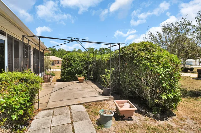 a view of a backyard