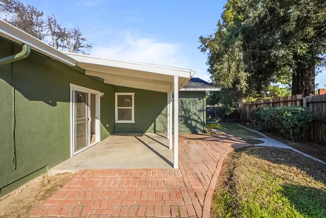 a view of a backyard