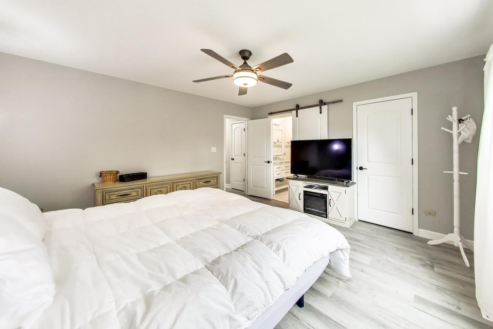 313 South Hi Lusi Avenue Mount Prospect, IL 60056 - Photo 15 of 40 a bedroom with a bed and a flat screen tv