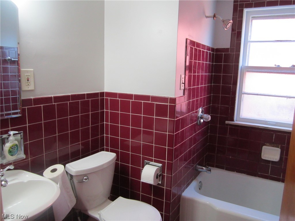 3812 Warrendale Road Cleveland, OH 44118 - Photo 25 of 32 Main bath