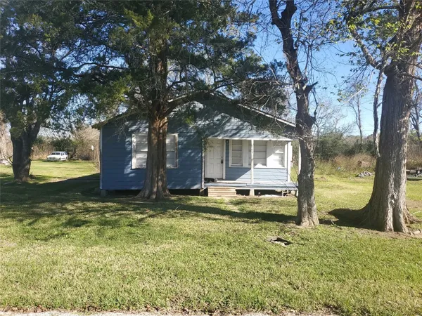 a view of a house with backyard