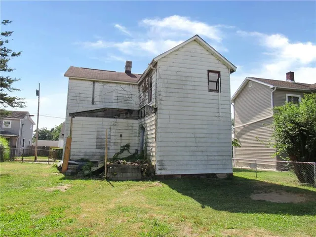 a view of a house with a backyard