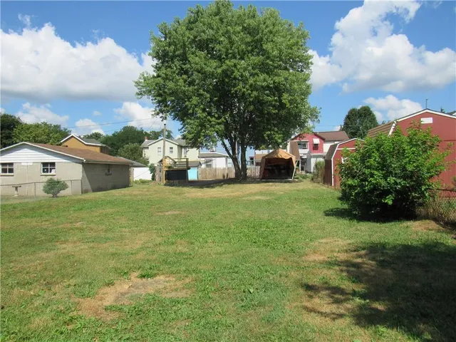 a view of a house with backyard