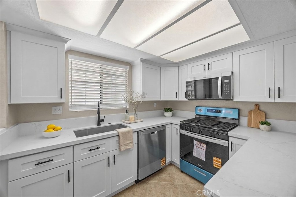 174 West Walnut Avenue, Unit B Rialto, CA 92376 - Photo 6 of 25 virtually staged