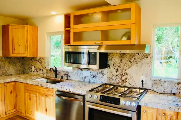 $2,800 | 736 Mar Vista Drive, Vista, CA 92081