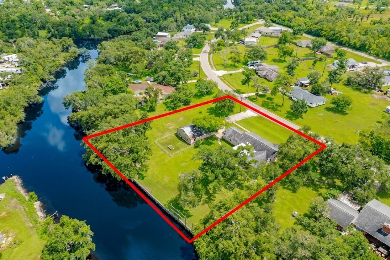 511 Edgewater Street Clute, TX 77531 - Photo 1 of 43