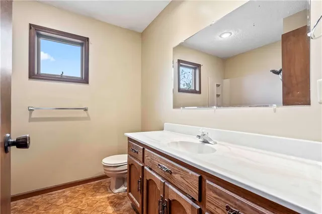 $160,000 | 1112 Jeff Circle, Paola, KS 66071