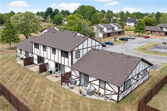 $160,000 | 1112 Jeff Circle, Paola, KS 66071