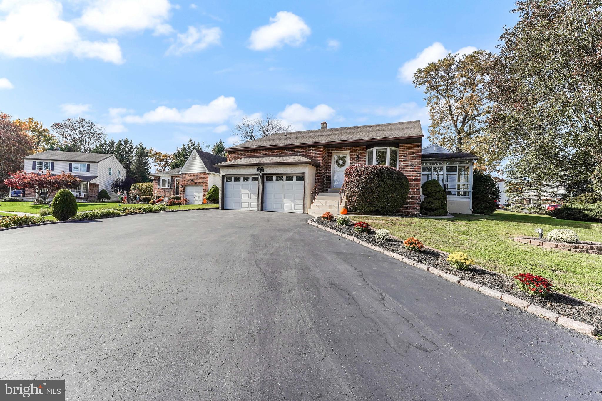 140 Cherry Lane Folsom, PA 19033 - Photo 2 of 35 Huge Driveway!