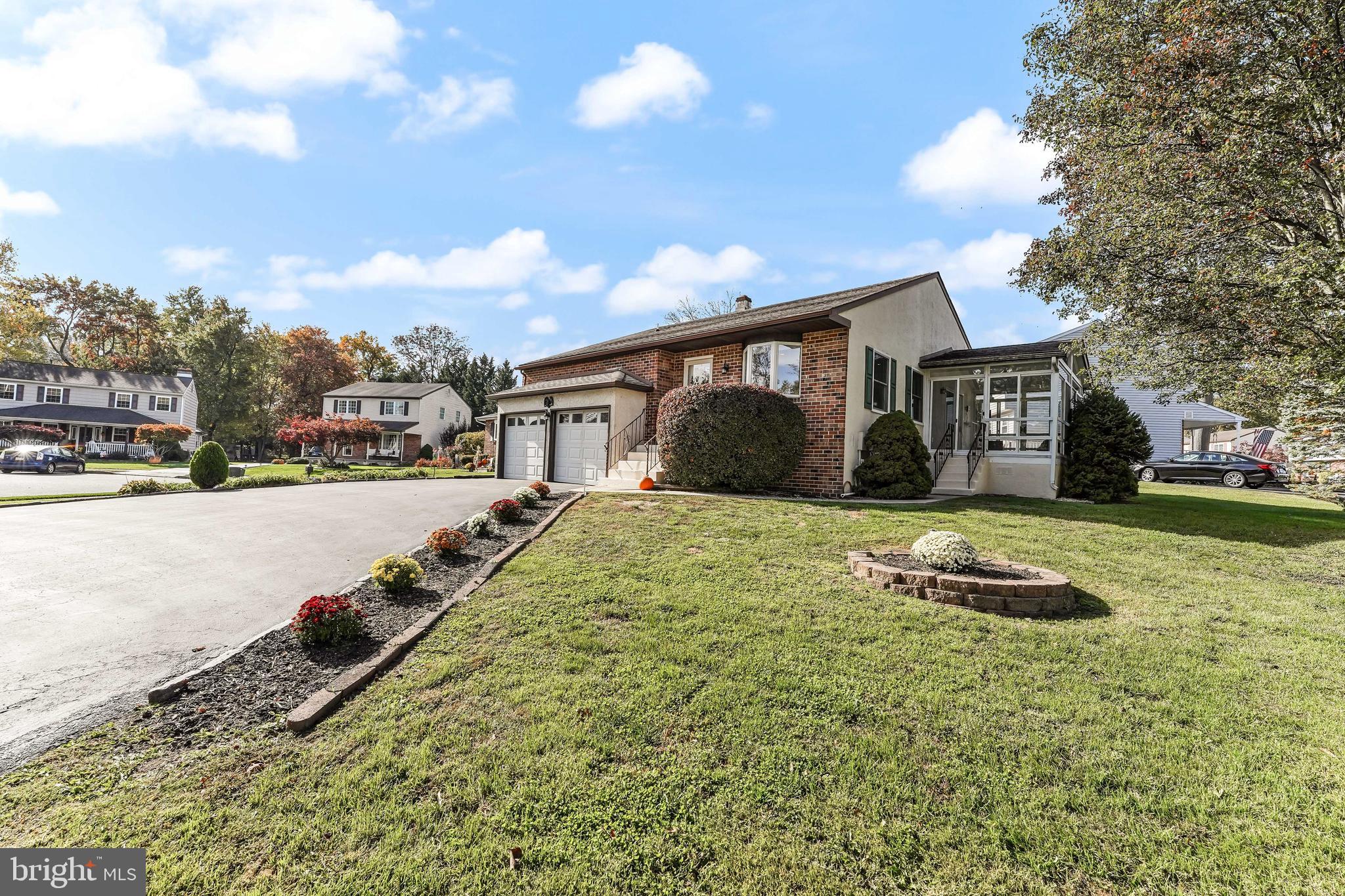 140 Cherry Lane Folsom, PA 19033 - Photo 4 of 35 Yard bigger than most and on CUL-DE-SAC