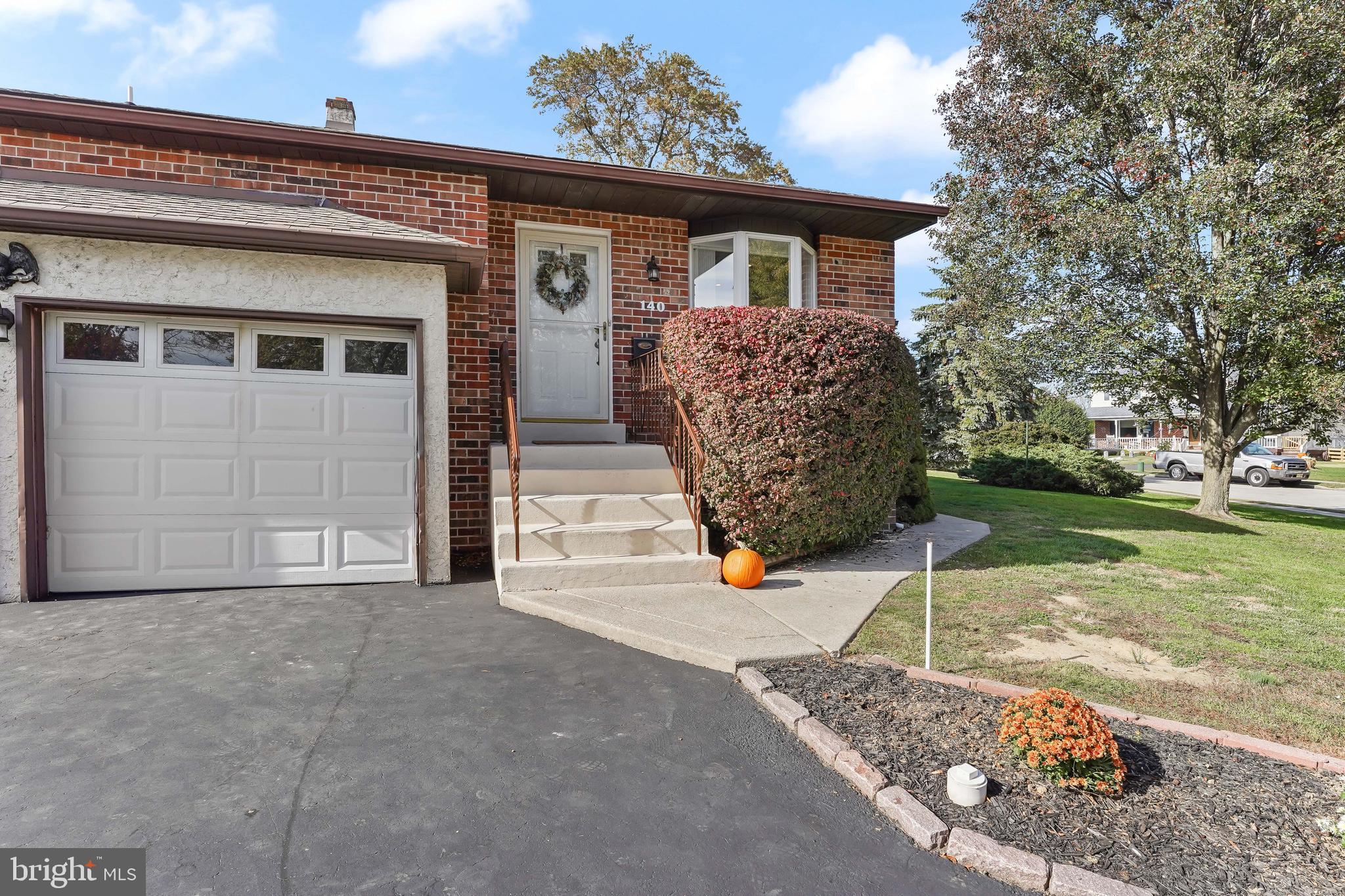 140 Cherry Lane Folsom, PA 19033 - Photo 5 of 35 Honey I'm home!