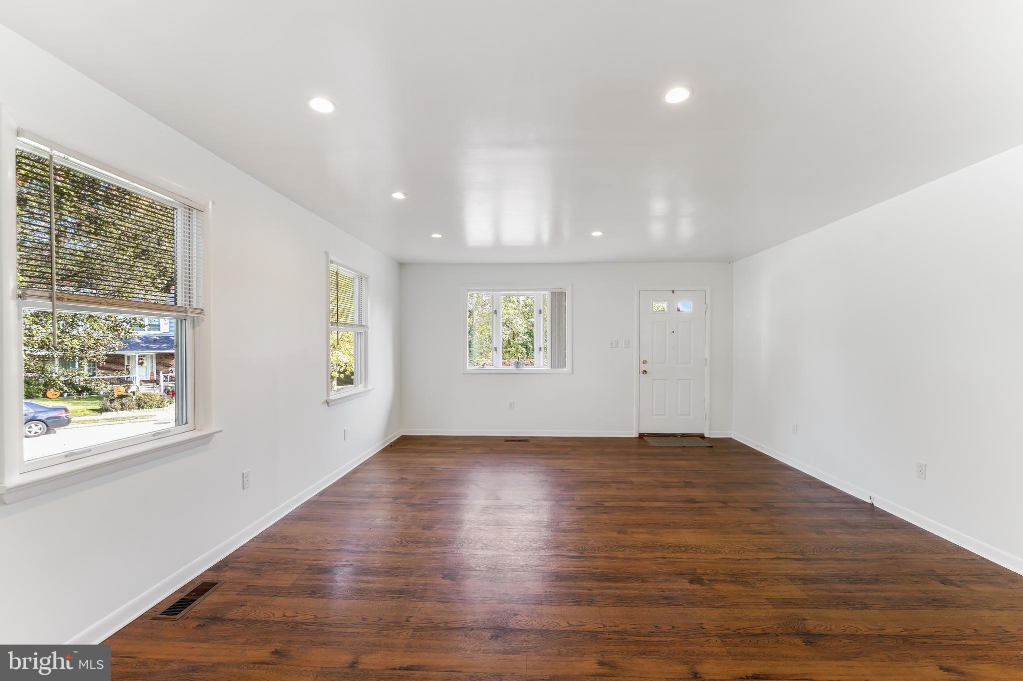 140 Cherry Lane Folsom, PA 19033 - Photo 8 of 35 Large Living room