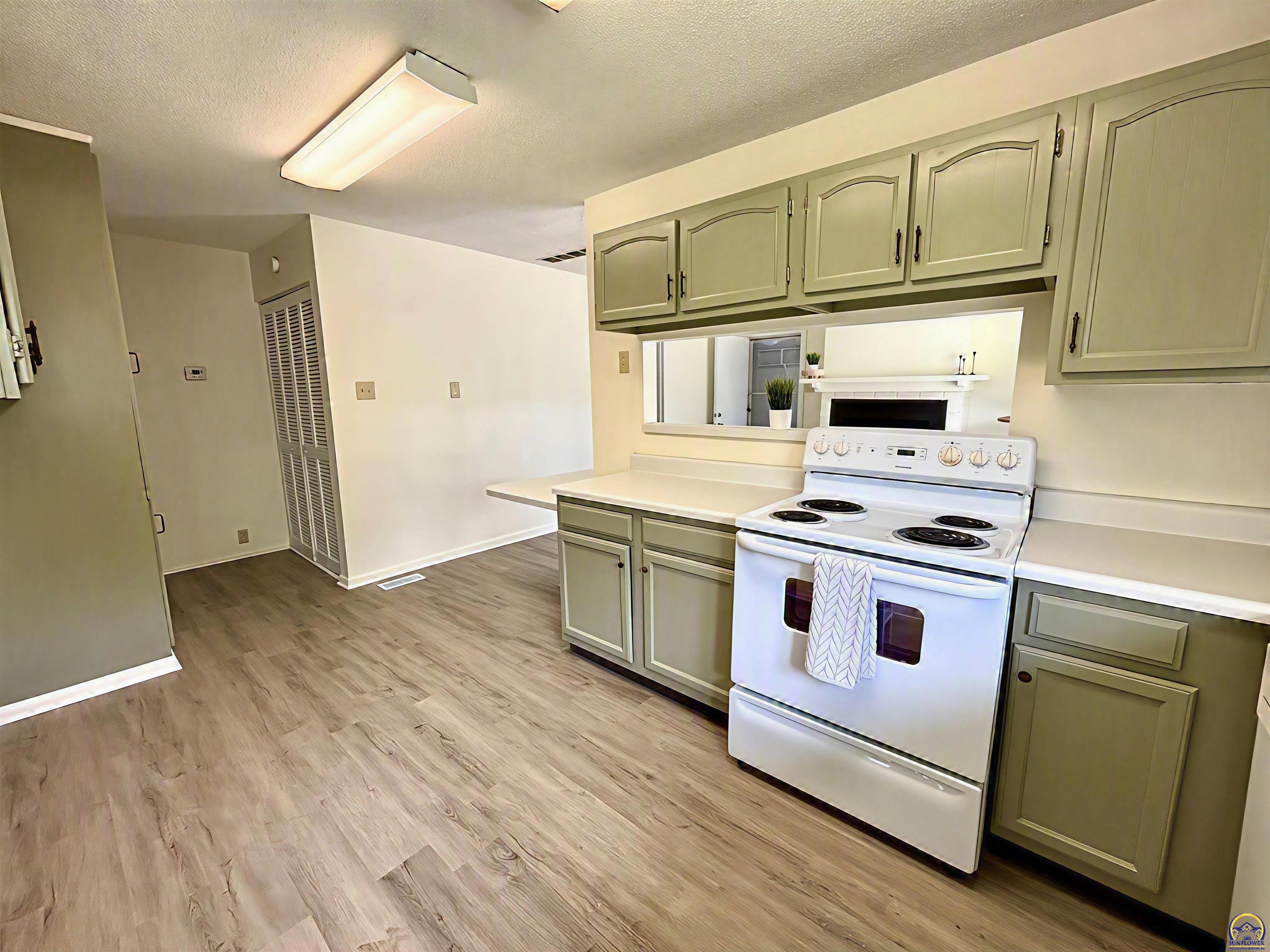 4029 Southwest 28th Terrace Topeka, KS 66614 - Photo 10 of 26