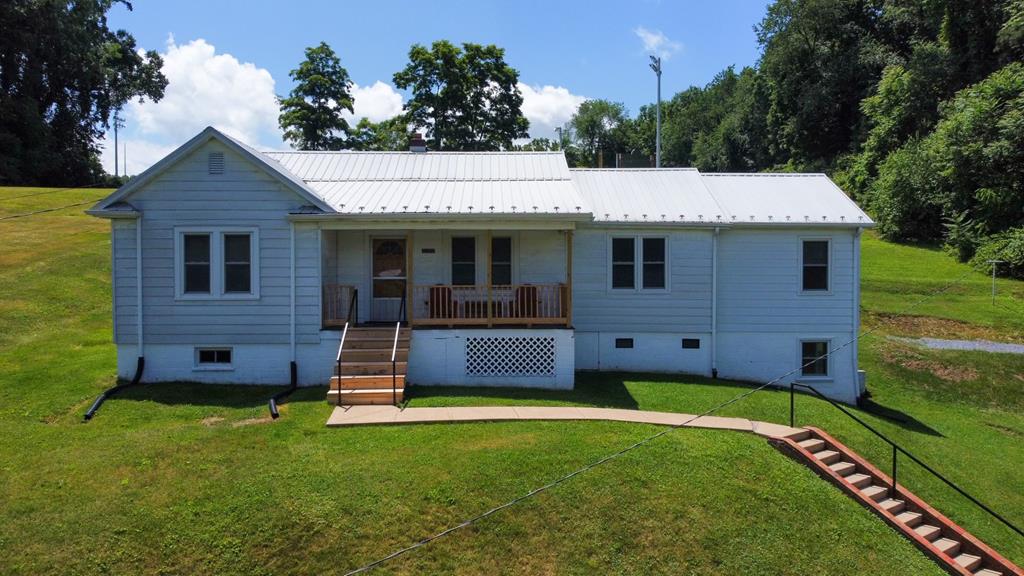32002 Hollyfield Road Damascus, VA 24236 - Photo 1 of 20 Gallery Image 1