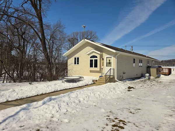 $295,000 | 304 Breezy Point Drive, Pardeeville, WI 53954