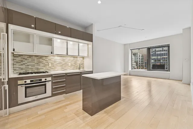 $950,000 | 75 Wall Street, Unit 20N | Financial District