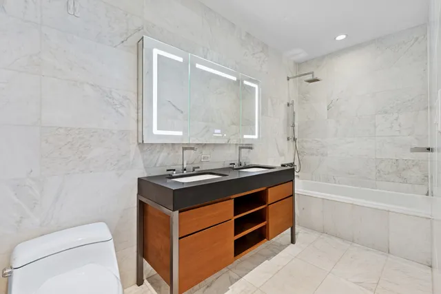 $950,000 | 75 Wall Street, Unit 20N | Financial District