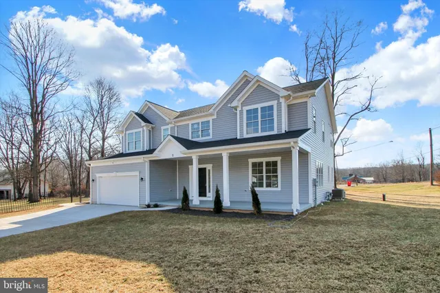 a view of a yard in front of a house