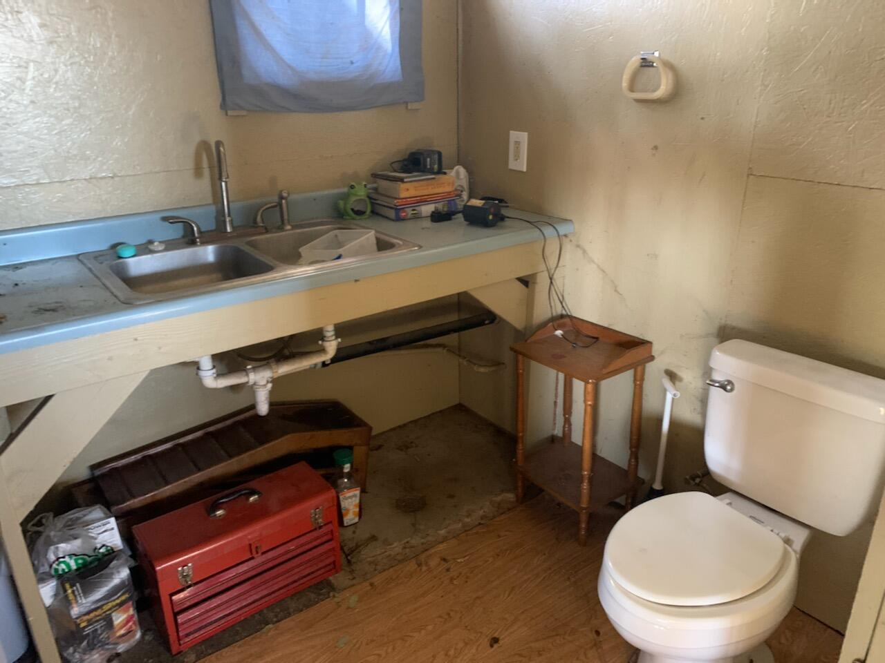 20567 Plymire Road Red Bluff, CA 96080 - Photo 19 of 20 a bathroom with a sink a toilet and mirror