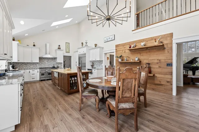 $2,349,000 | 10 Old Hart Road, Barrington Hills, IL 60010