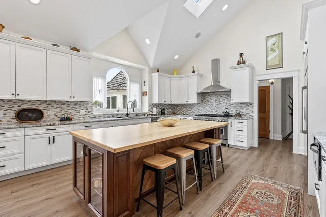 $2,349,000 | 10 Old Hart Road, Barrington Hills, IL 60010