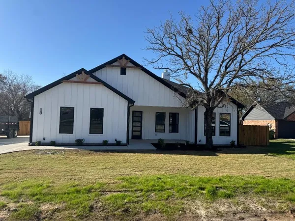 $490,000 | 1106 East Sixth Street, Springtown, TX 76082