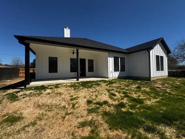 $490,000 | 1106 East Sixth Street, Springtown, TX 76082
