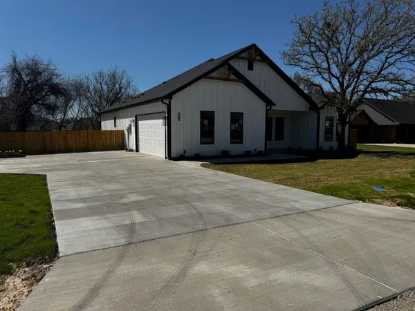 a view of a pathway with a yard