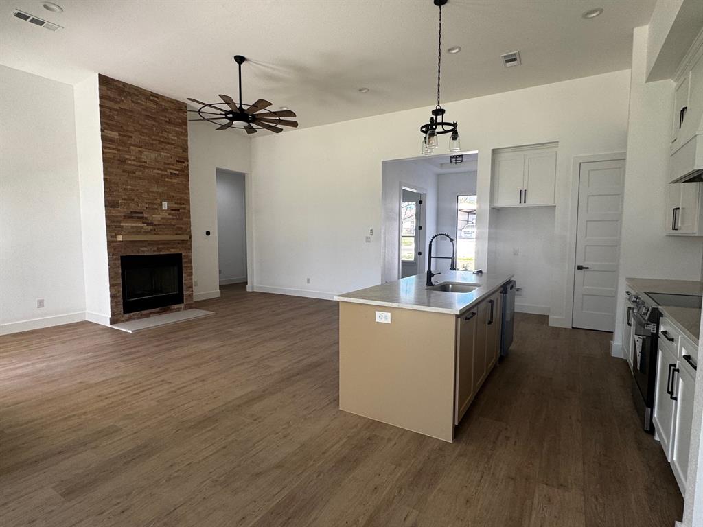 1106 East Sixth Street Springtown, TX 76082 - Photo 7 of 25