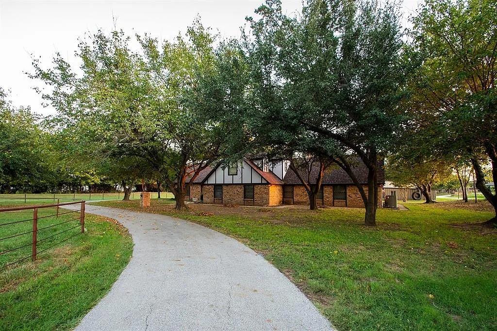 171 County Road 1160 Decatur, TX 76234 - Photo 1 of 33