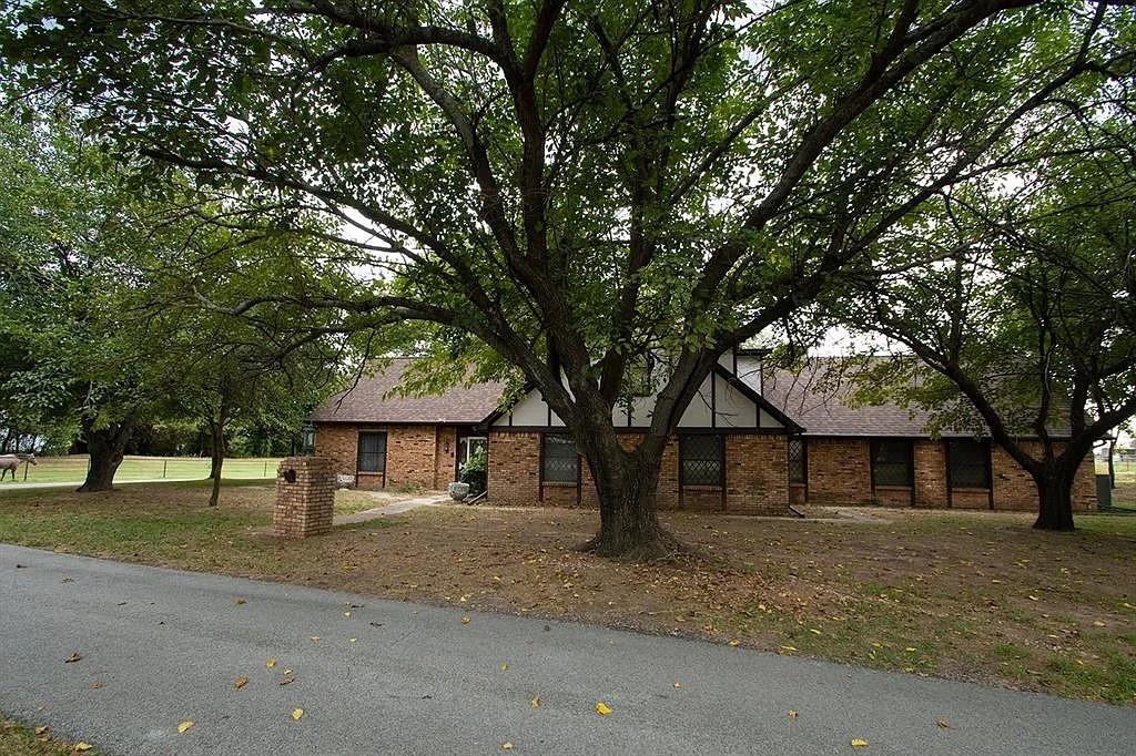 171 County Road 1160 Decatur, TX 76234 - Photo 21 of 22 a front view of a house with a garden