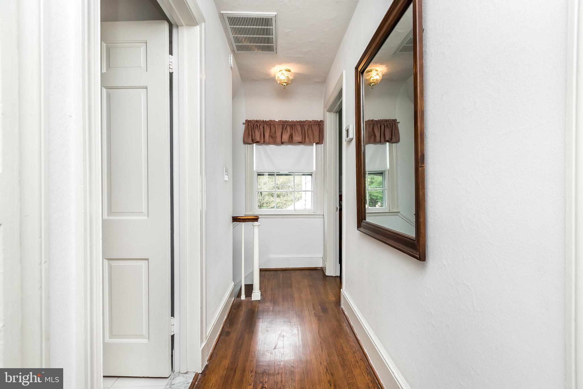 324 Broxton Road Baltimore, MD 21212 - Photo 27 of 45 Bedroom level hallway with hardwood floors