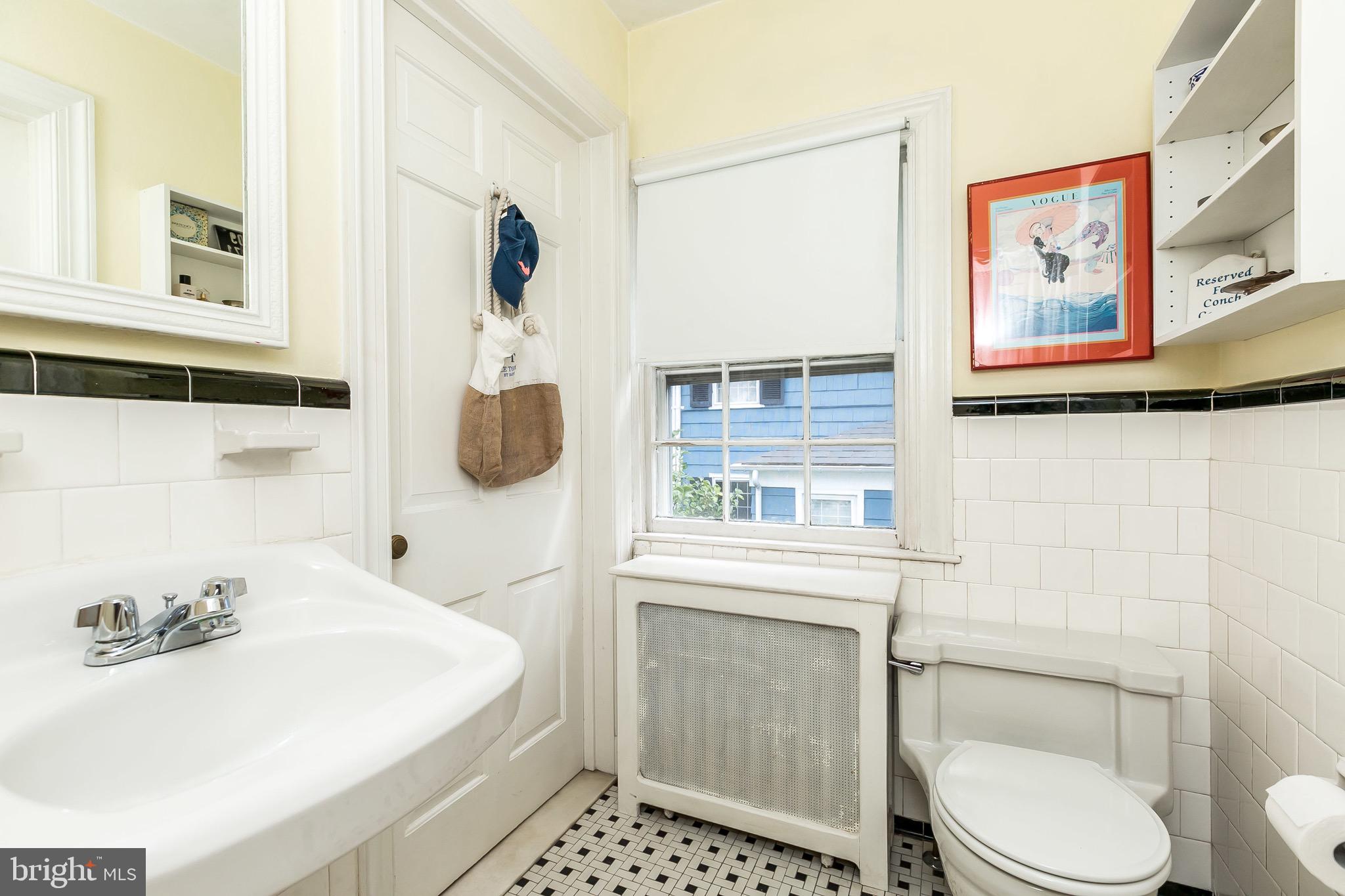 324 Broxton Road Baltimore, MD 21212 - Photo 31 of 45 Shared second level full bathroom