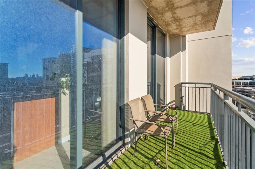3040 Peachtree Road Northwest, Unit 605 Atlanta, GA 30305 - Photo 22 of 29 a balcony with chairs
