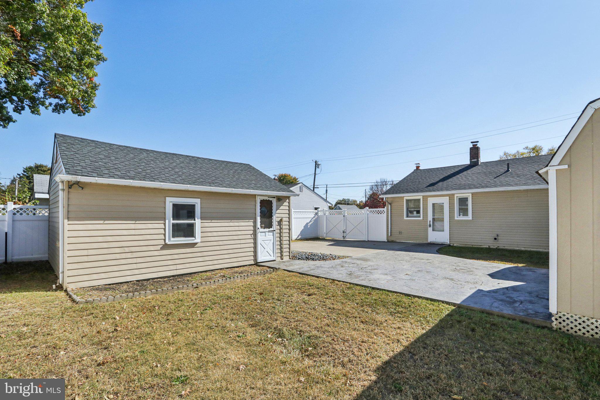 935 Mt Road Burlington, NJ 08016 - Photo 31 of 36 a house that has a window in front of it