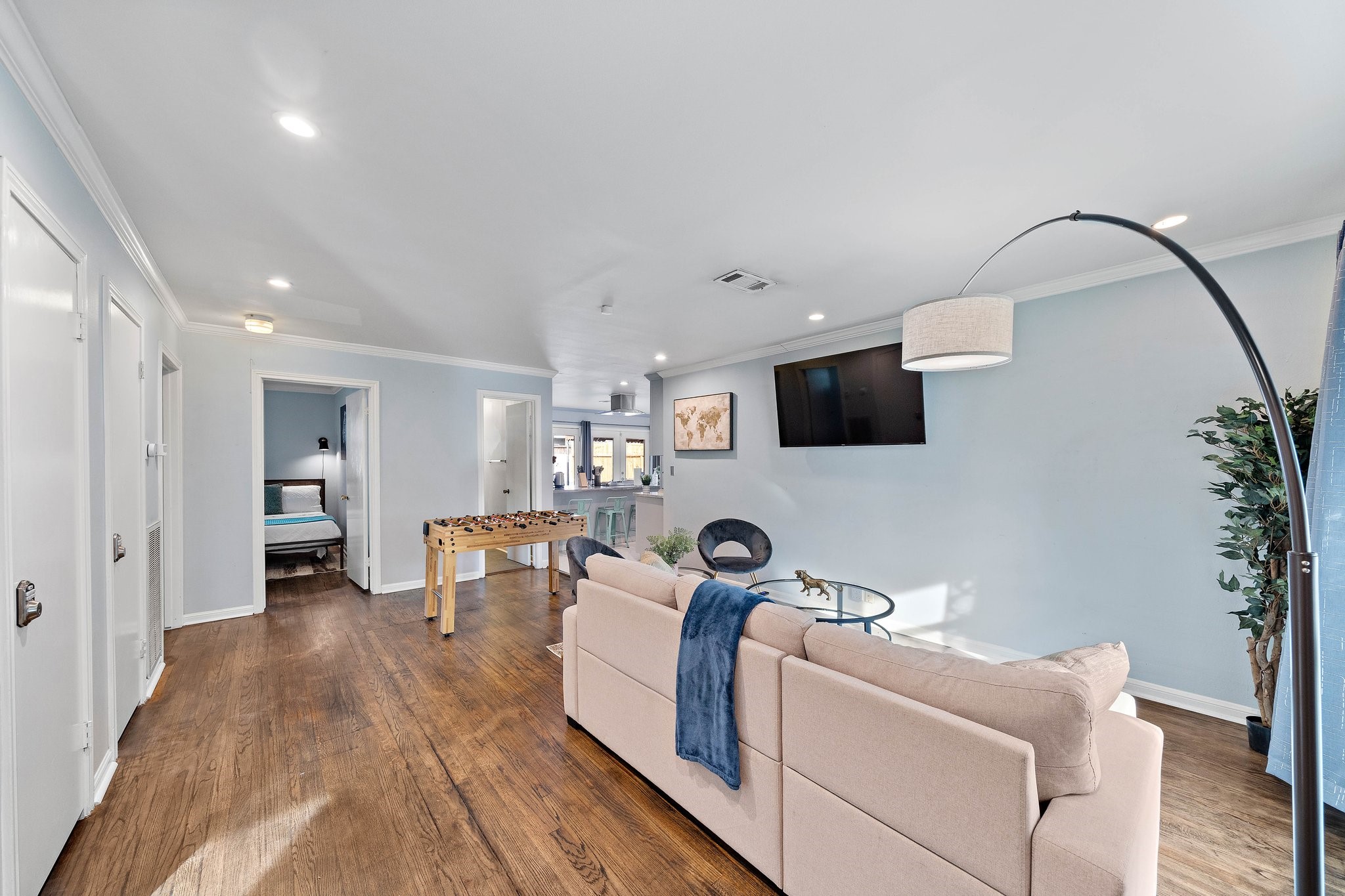 1825 Locksford Street Houston, TX 77008 - Photo 12 of 30 a living room with furniture and a flat screen tv