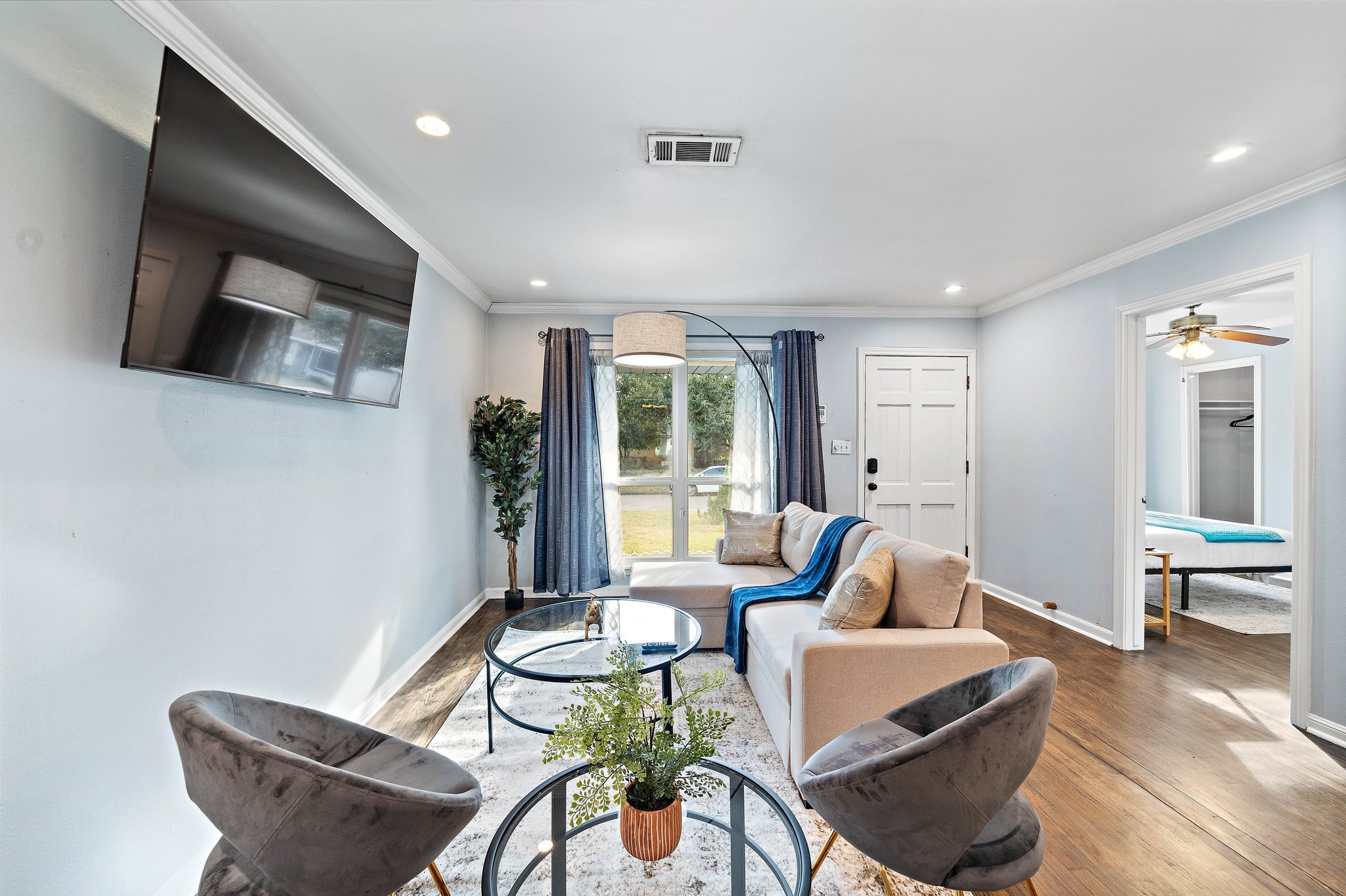 1825 Locksford Street Houston, TX 77008 - Photo 13 of 30 a living room with furniture and a flat screen tv