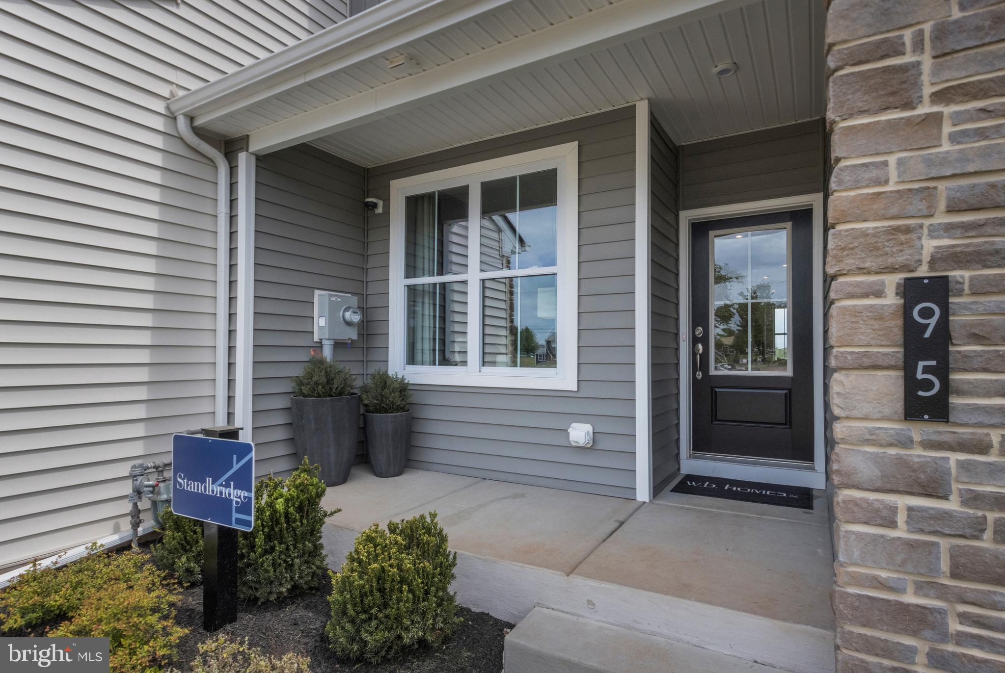 41 Baldwin Way Perkasie, PA 18944 - Photo 2 of 44 Front porch