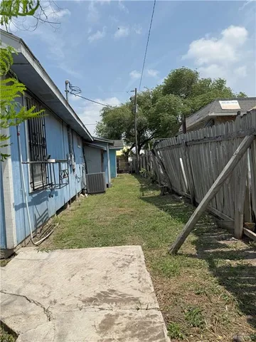 a view of a house with backyard and plants