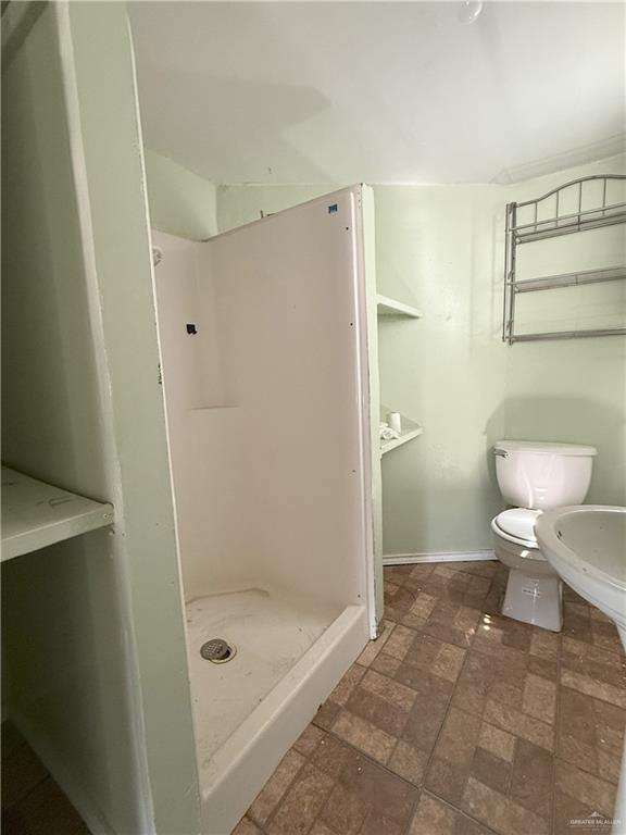 353 East Dicker Road Pharr, TX 78577 - Photo 19 of 32 a bathroom with a shower a toilet and a sink