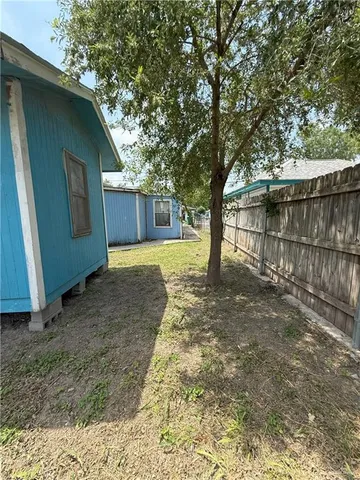 a view of a backyard